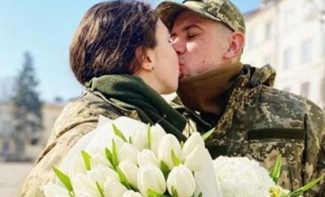 Про кохання на війні: у Петропавлівці одружилися військовий та військова з Покровського краю
