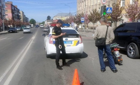 У Старокостянтинові п’яний водій в’їхав у поліцейське авто