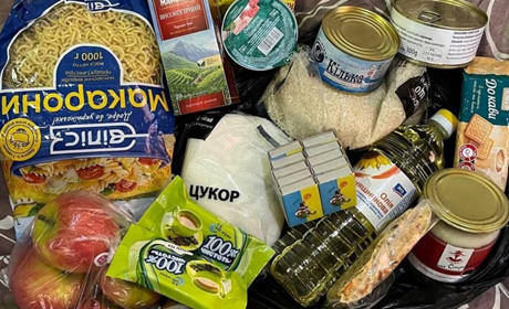 Волонтери привезли 100 продуктових наборів для мешканців Мар'їнки: робити це дедалі важче