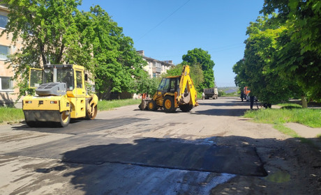 У Первомайську підлатали ще дві вулиці: фотофакт