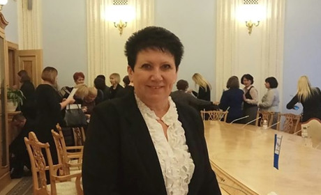 У Сватовому видають паспорти лнр, першою отримала зрадниця Людмила Русанова