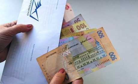 Пенсіонери, які отримували гроші Укрпоштою, мають оформити картки Приватбанку