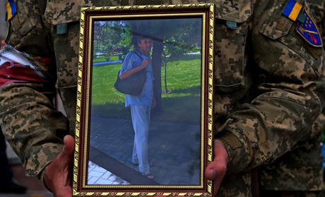 Нікопольська громада провела в останню путь захисника України, солдата Романа Сенька