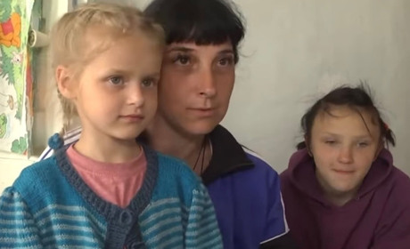 Миска замість ванни й вдвох на одному ліжку. Як живе на Вінниччині курахівська сім'я з 10 дітьми