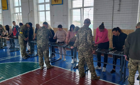 "Краще бути готовими": у Гадячі навчають поводитися зі зброєю. Як записатися