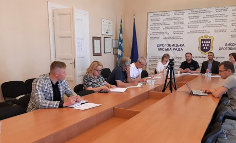 Допомагають переселенцям, захисникам та містам України: як у Дрогобичі працює гуманітарний центр