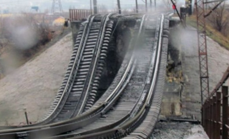 Між Сєвєродонецьком та Рубіжним підірвали два залізничних мости