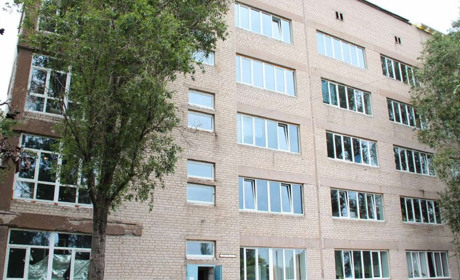 Лікарі на роботі майже цілодобово. Як працюють медики у прифронтовому Торецьку?