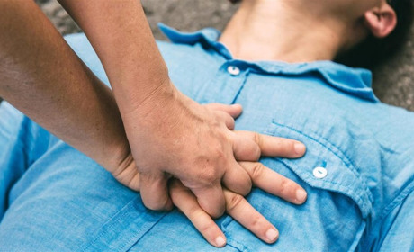 Що робити, якщо поряд з вами хтось раптово знепритомнів?