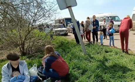 Без звʼязку та їжі: росіяни не випускають тисячі автомобілів з Херсонщини
