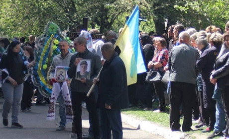 Калинівчани попрощались із загиблим воїном