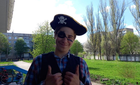 Зустрічає малюків в образі Пірата. Як Дмитро з Жовтих Вод став волонтером