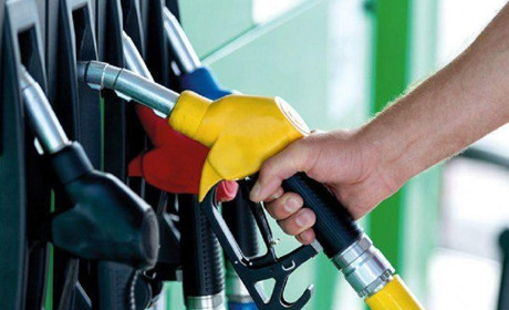 Дизель по 58 грн, а бензин по 52 грн: уряд поки не регулюватиме цін на паливо