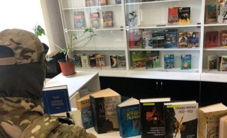 Російські ставленики вилучають з бібліотек Мелітополя книги з історії України