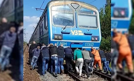 Пасажири електропотяга Київ-Ніжин самі штовхали електричку через зірваний стоп-кран. ВІДЕО ІНЦИДЕНТУ