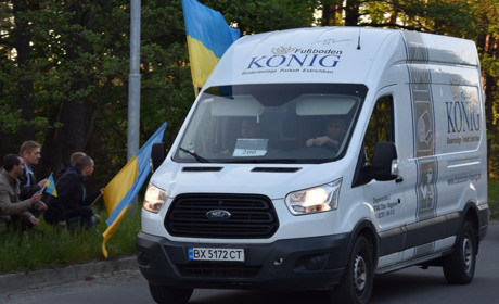 Схиливши коліна, сотні нетішинців зустріли Героя Олександра Саєцького, який востаннє приїхав додому