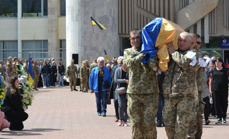В Южноукраїнську попрощалися із загиблим героєм Віталієм Поживітьком (ФОТО)