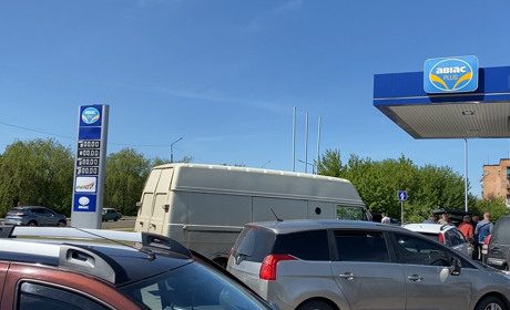 Черга до площі: на АЗС у Сарнах ажіотаж. Пальне продавали за готівку