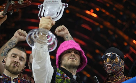 Найпопулярніший рожевий аксесуар. Де купити панаму як у Kalush?