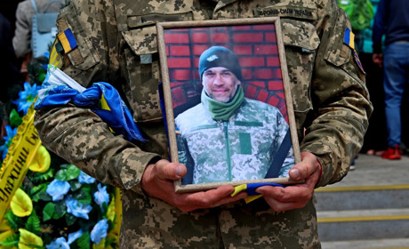 У Нікополі в останню путь провели захисника України Руслана Романова