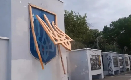 У Херсоні окупанти БТРом зірвали герб України (ВІДЕО)