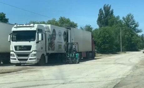 Крадена праця: фура з Херсонщини перевантажує товар в Крим (ВІДЕО)