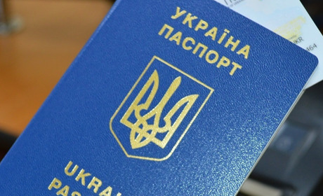 Тепер в Україні можна одночасно оформити ID-карту і закордонний паспорт