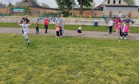 Спортивні естафети та рухливі ігри: в Гадячі для дітей-переселенців провели спортивні змагання