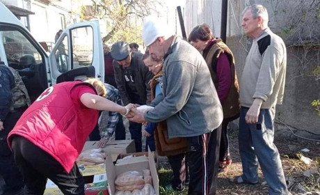 Найбільше бракує води та хліба: хто допомогає мешканцям Мар'їнської громади
