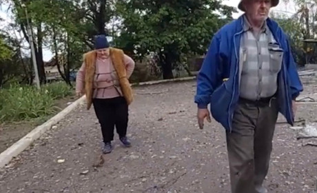 "Сидіти в цій печалі і болі не треба": як поліцейські переконують мешканців Новомихайлівки виїжджати