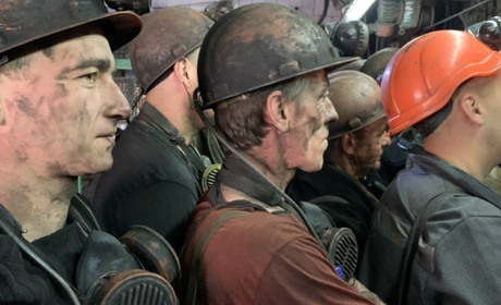 Попри звуки артилерії, шахтарі працюють зціпивши зуби. Репортаж BBC з Торецька