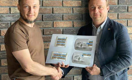 «Русскій воєнний корабль – всьо!» - на Донеччині презентували нову марку «Укрпошти»