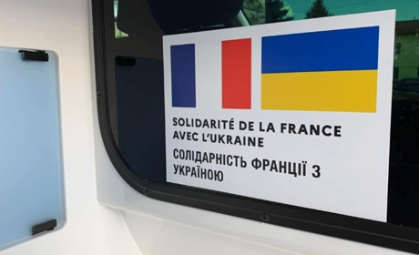Менщина отримала з Франції автівки швидкої допомоги