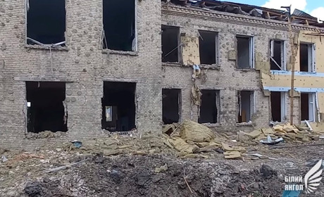 Десятиметрові вирви від снарядів, розбита школа та будинки - правоохоронці обстежили Єлизаветівку