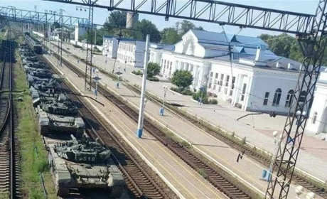 З’явилися нові фото застарілих танків на вокзалі в Мелітополі, які Росія перекидає на Запоріжжя
