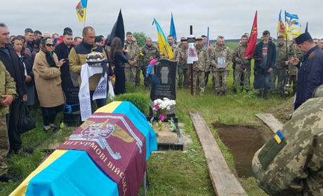 В Антонівській тергромаді прощались з 25-річним десантником. Він був сиротою, загинув під Бахмутом