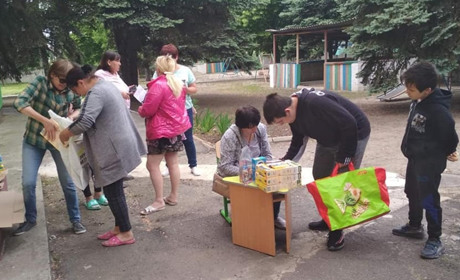 До Дня захисту дітей у Курахівській громаді роздають гуманітарні набори із солодощами
