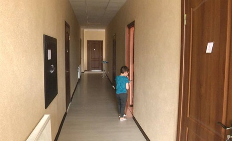 Місцеві перетворили офіс у міні-готель. Як на Волині прийняли переселенців із Добропілля