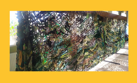 «Зброя у руках – це не лише автомати, а й ножиці»: як у Гадячі плетуть масксітки на фронт