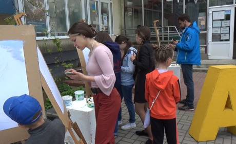 В Міжнародний день захисту дітей юні художники малювали для військових картини