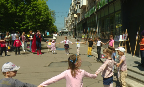 Організували свято до Дня захисту дітей, щоб зібрати кошти для онкохворих дітлахів Обласної лікарні