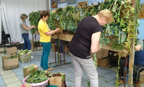 Плетуть сітки, збирають гуманітарні вантажі та безкоштовно годують: християнська церква "Живі Води"