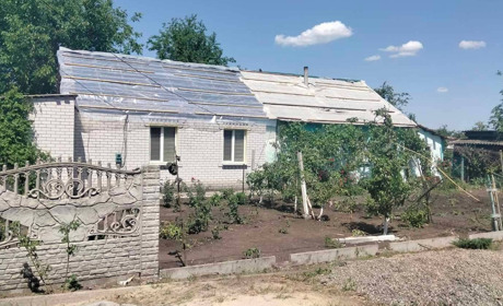 У Петропавлівці звільнили будинки з-під завалів зірваного даху: влада частково компенсує шкоду