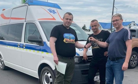 Дрогобич отримав швидку від польських медиків та передав дві санітарних машини на фронт