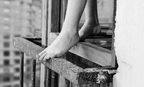 Трагедія в Одесі: дівчинка залишила записку і вистрибнула з вікна