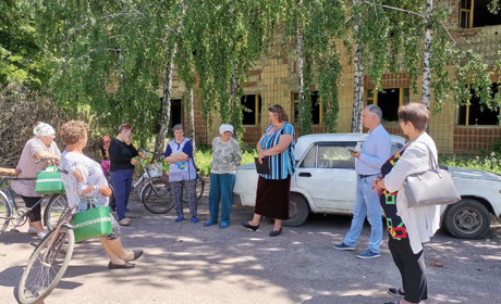 Макошинці спілкуються з кандидаткою на посаду старости
