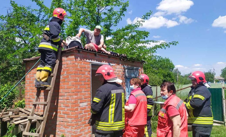 Кагарлицькі рятувальники зняли з даху непритомного чоловіка