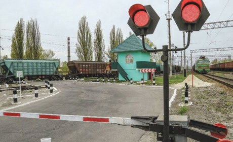 У П'ятихатках тимчасово зачиняють для руху залізничний переїзд