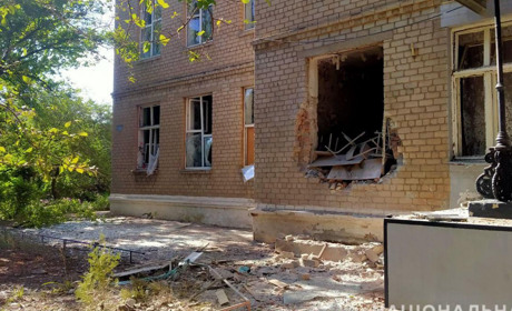 Пряме влучання у школу та авіаудари по селищу. Російська армія продовжує нищити український Нью-Йорк