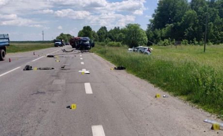 Смертельне ДТП на Чернігівщині: двоє людей загинули, троє тяжко травмовані